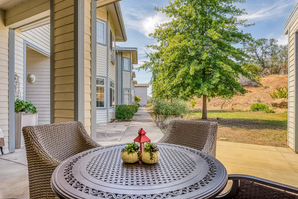 PSLCountryCrestOroville-HOME-Discover-Community Dining area of an apartment at Healdsburg